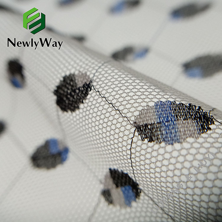 Tissu en maille de tulle tricoté en chaîne de fils teints en bleu blanc noir pour robes de mode-12