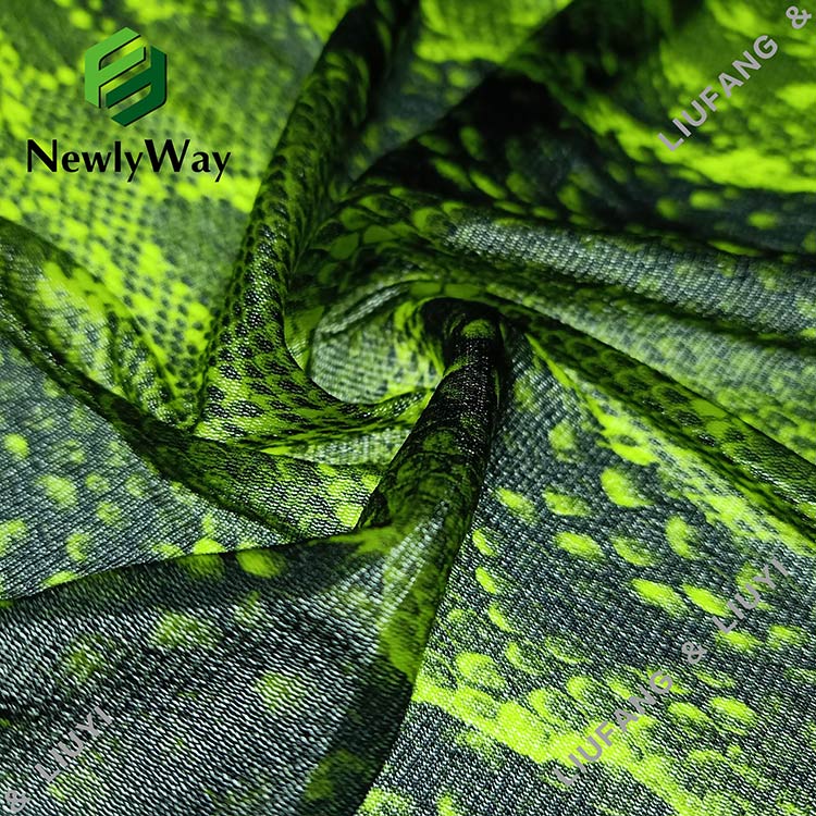 Grønt fluorescerende slangeskinn design trykt nylon stretch tricot strikket blonde stoff online engros-11