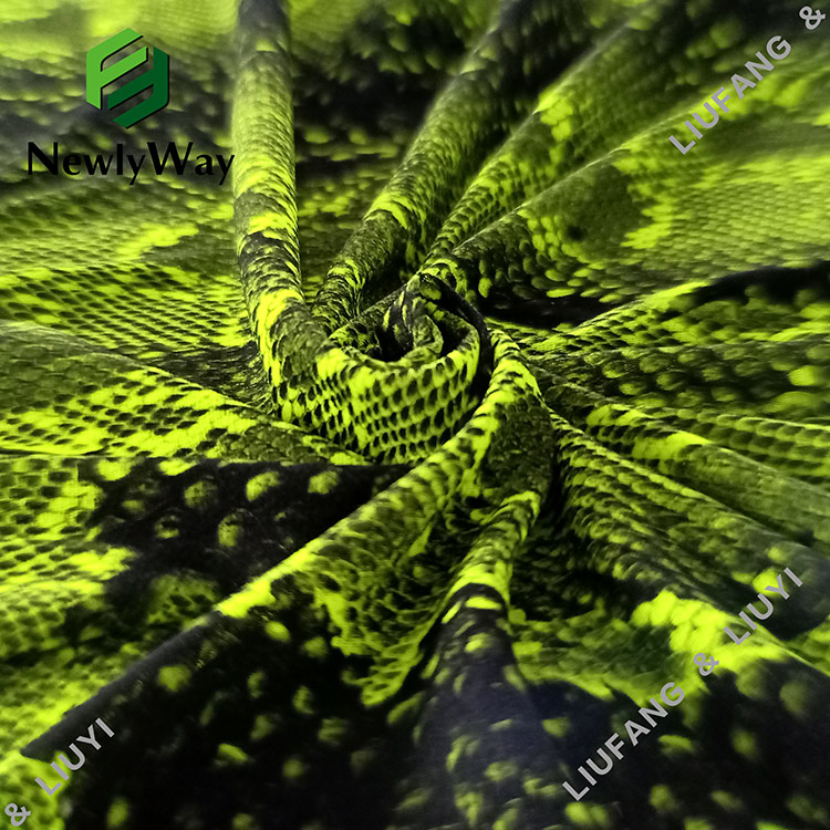 Grønt fluorescerende slangeskinn design trykt nylon stretch tricot strikket blonde stoff online engros-14